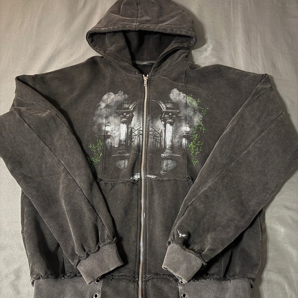 *out of stock*
Ditch la EMBROIDERED VINE ZIPUP (COAL)
Never worn